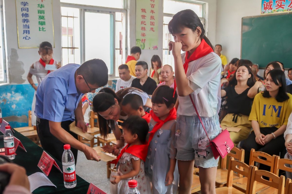 1576283244326254 开展帮扶结对爱心助学活动